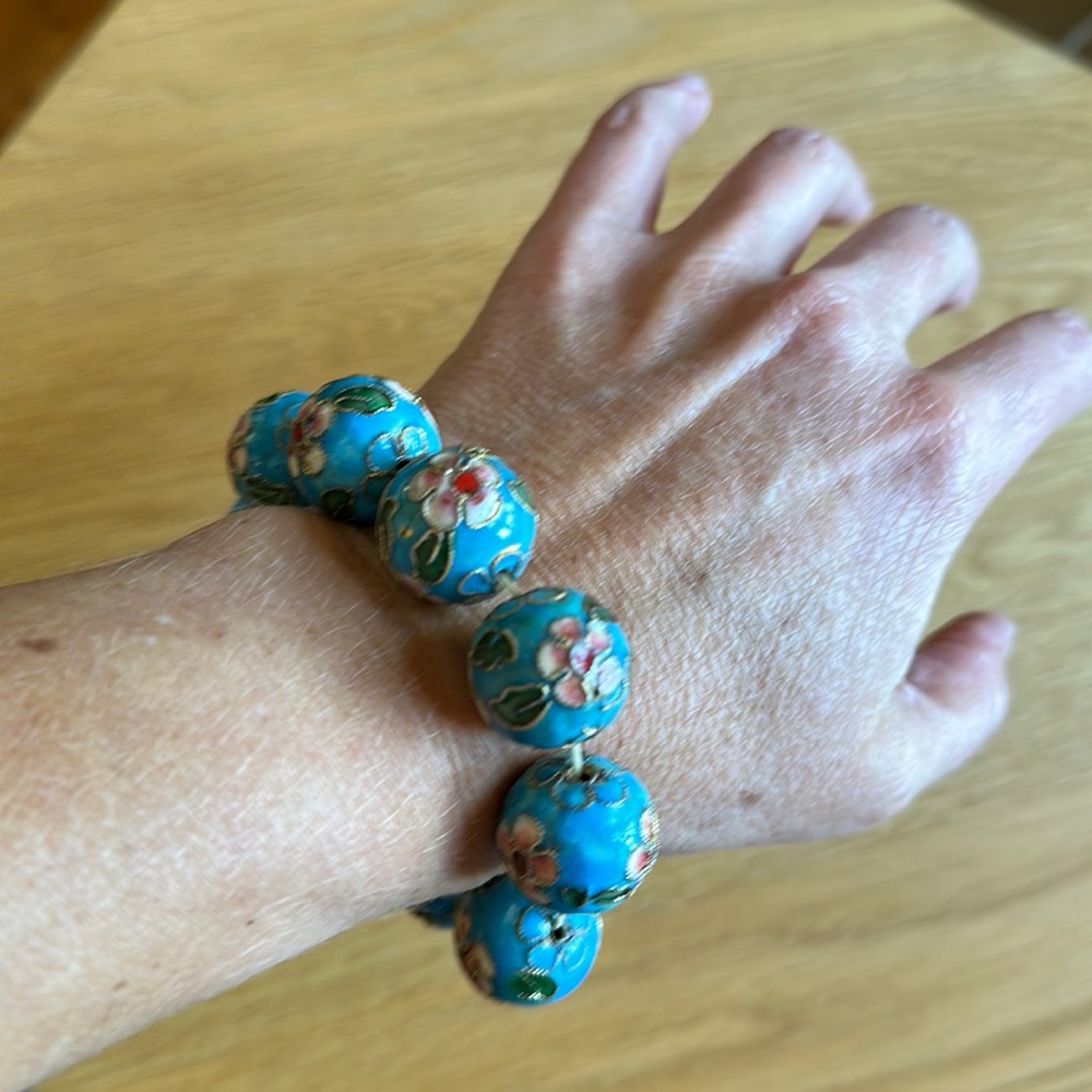 Flowery bead bracelet